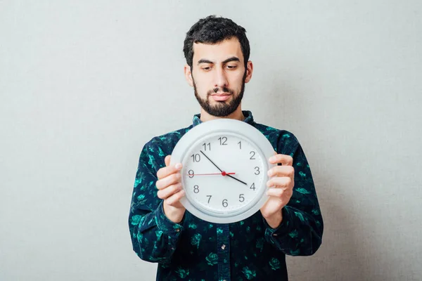 Empresario Sosteniendo Reloj Grande — Foto de Stock