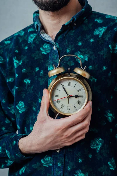 Hombre Sosteniendo Reloj — Foto de Stock