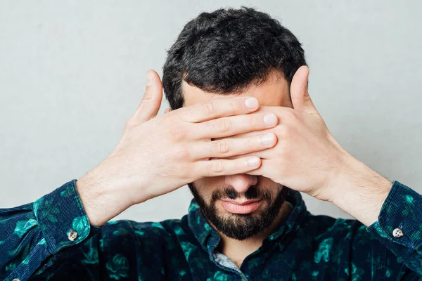 Junger Mann Schließt Die Augen Mit Den Händen — Stockfoto