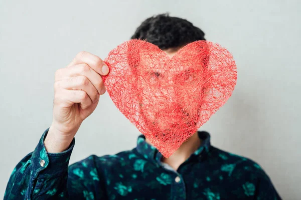 Ein Junger Mann Hält Ein Rotes Herz Den Händen — Stockfoto