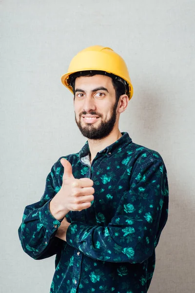 노란색 모자를 노동자 코카서스 엄지손가락을 초상화 — 스톡 사진