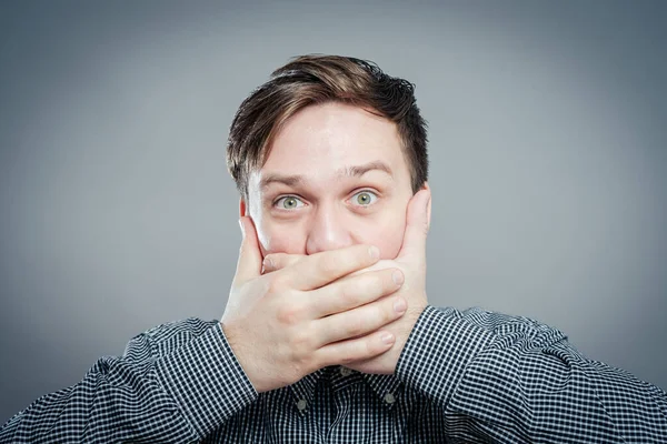 Känslomässig Man Hålla Munnen Stängd Med Händerna — Stockfoto