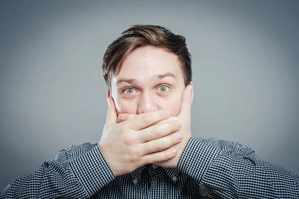 Homme Émotionnel Garde Bouche Fermée Par Ses Mains — Photo