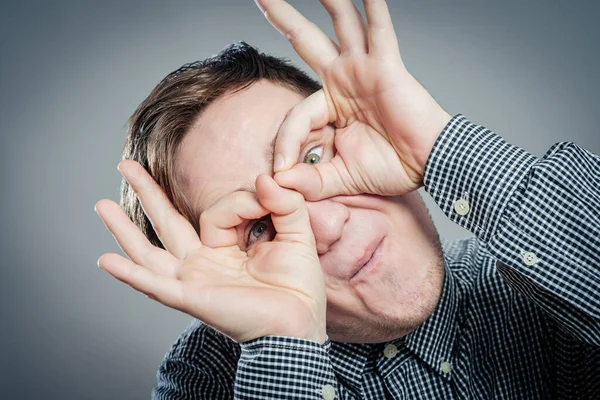 Hombre Divertido Con Mano Sobre Los Ojos Mirando Través Los — Foto de Stock