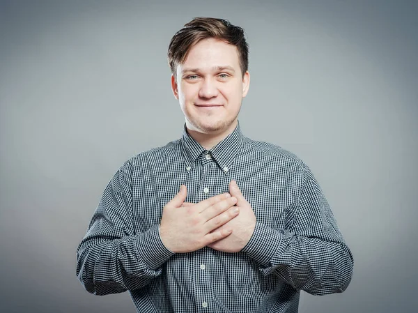 Eli yüreğinde bir adam yemin ediyor.