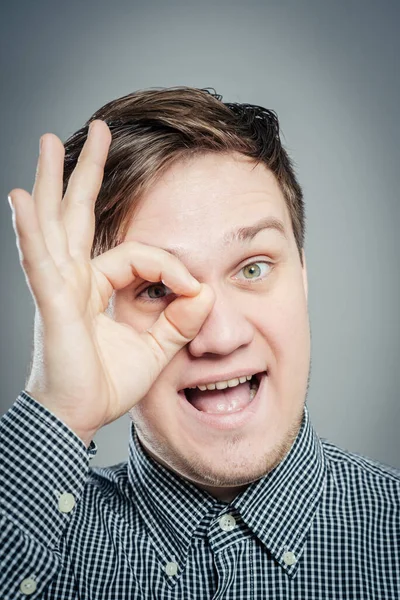 Man Med Handen Över Ögonen Tittar Genom Fingrarna — Stockfoto