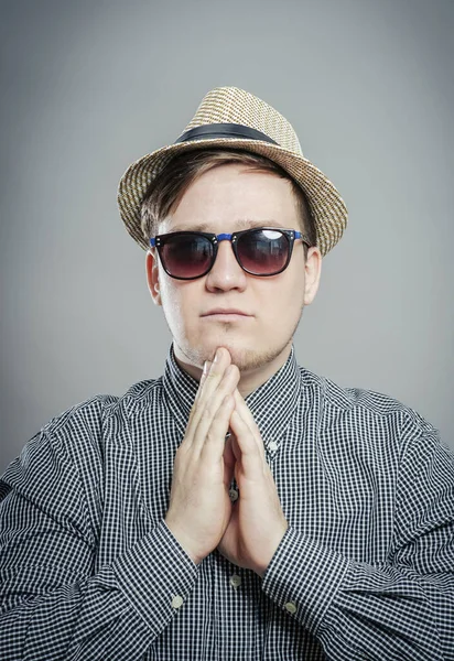 Retrato Hombre Guapo Serio Con Sombrero Gafas Pie —  Fotos de Stock