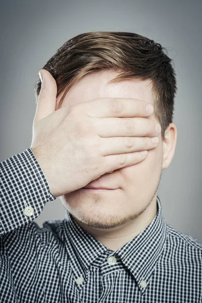 Jonge Man Sluit Zijn Ogen Met Zijn Handen — Stockfoto