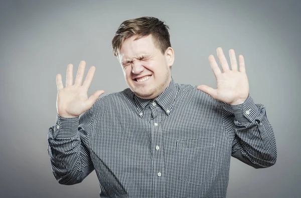 Jongeman Schreeuwt Wanhoop Met Opgeheven Handen — Stockfoto