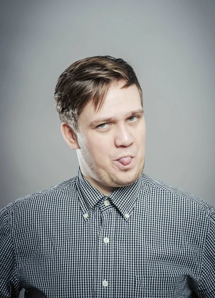 Erwachsener Mann Mit Schlechten Manieren Zeigt Seine Zunge — Stockfoto