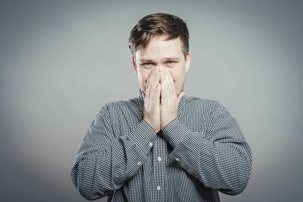 Een Jongeman Die Vulgaire Grappen Achterhoudt — Stockfoto