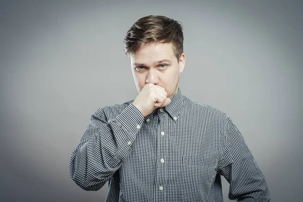 Genç adam, eli yüzü olan düşünür.