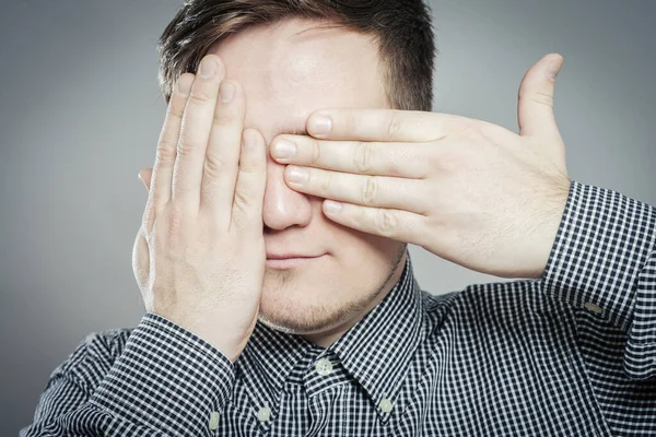 Jonge Man Sluit Zijn Ogen Met Zijn Handen — Stockfoto