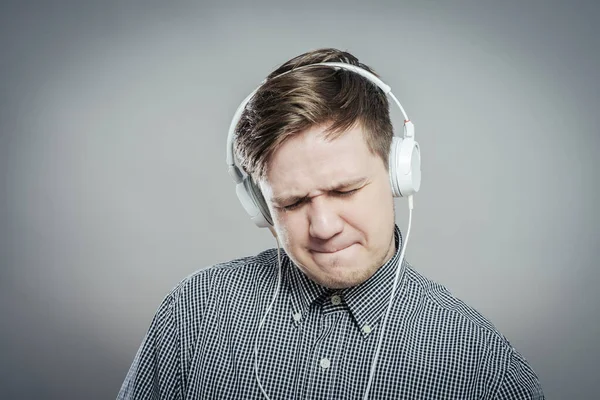 Retrato Joven Feliz Escuchando Música — Foto de Stock