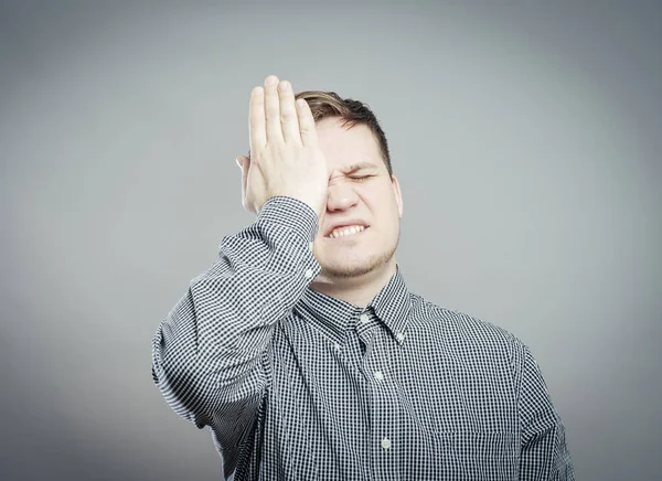 Jongeman Sluit Zijn Oog Met Zijn Hand — Stockfoto