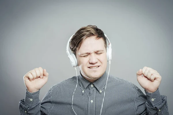 Retrato Joven Feliz Escuchando Música — Foto de Stock