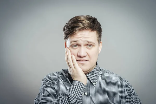 Genç bir adam diş ağrısı hisseder.