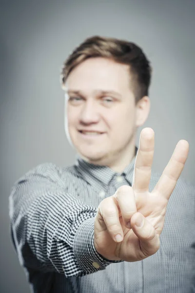 Junger Mann Zeigt Sieg Oder Friedenszeichen — Stockfoto