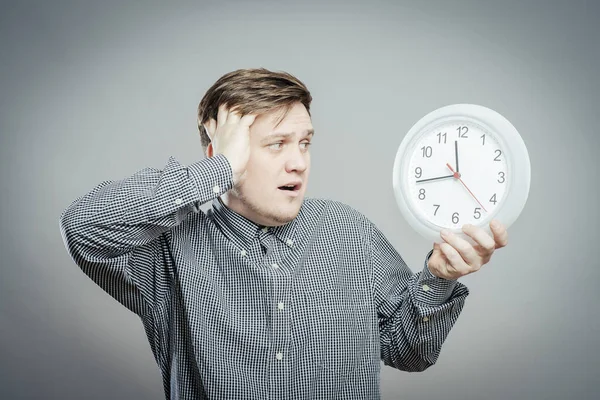 Hombre Mirando Reloj Grande Fondo Gris —  Fotos de Stock