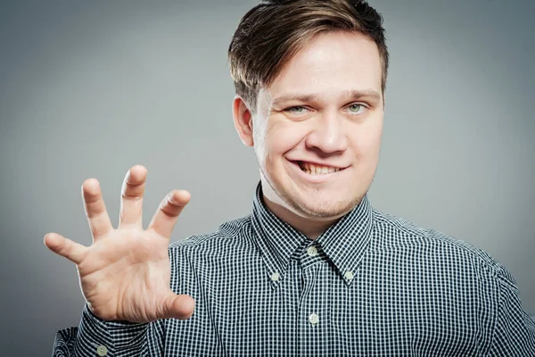 Genç adam birini korkutmaya çalışıyor.