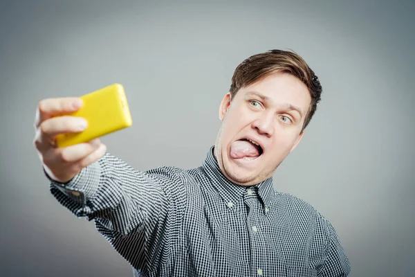 Knappe Jongeman Hemd Met Camera Selfie Glimlachen Terwijl Hij Tegen — Stockfoto