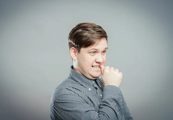 Tırnaklarını yiyen endişeli bir adam.