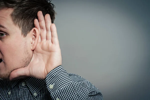 Jongeman Die Het Gesprek Hoort — Stockfoto