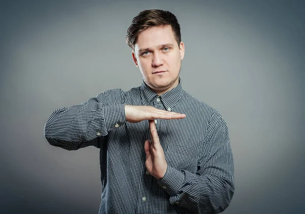 Zaman aşımı işareti yapan genç bir adamın portresi