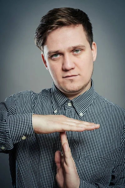 Retrato Jovem Gesticulando Sinal Saída Tempo — Fotografia de Stock