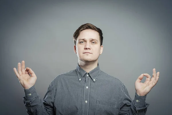 Stüdyoda poz veren genç adam