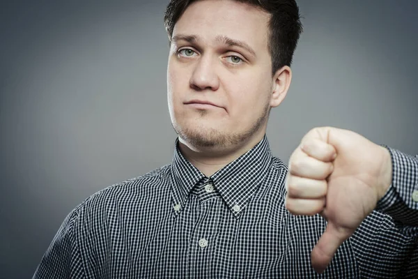 Decepcionado Joven Mostrando Pulgar Hacia Abajo Signo — Foto de Stock