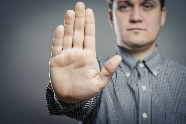 Joven Estrictamente Hombre Haciendo Parada Con Mano —  Fotos de Stock