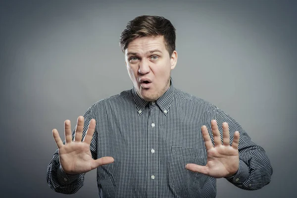 Savunmadaki korkmuş adam el kol hareketi yapıyor.