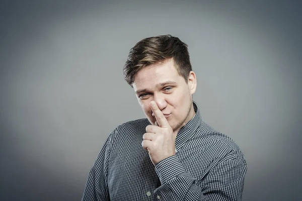 Genç adam sessiz bir jest yapıyor.!!