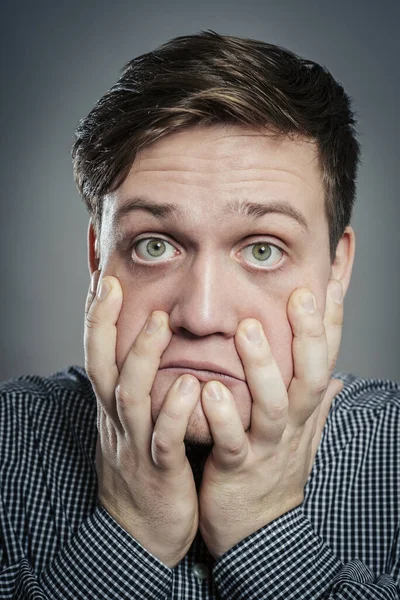 Ein Junger Mann Mit Den Händen Gesicht Aufgebracht — Stockfoto