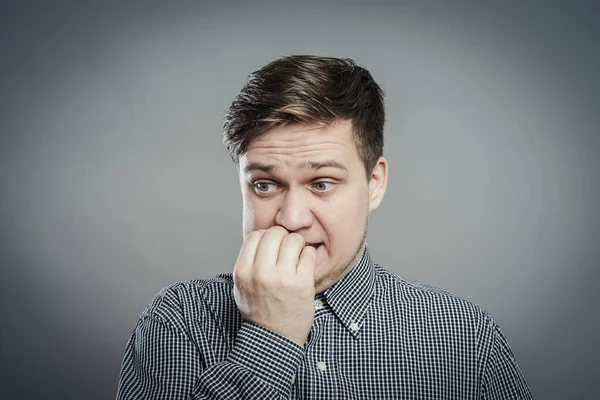 Porträtt Tänkande Man Med Fingrar Munnen Bita Nageln Negativa Känslor — Stockfoto