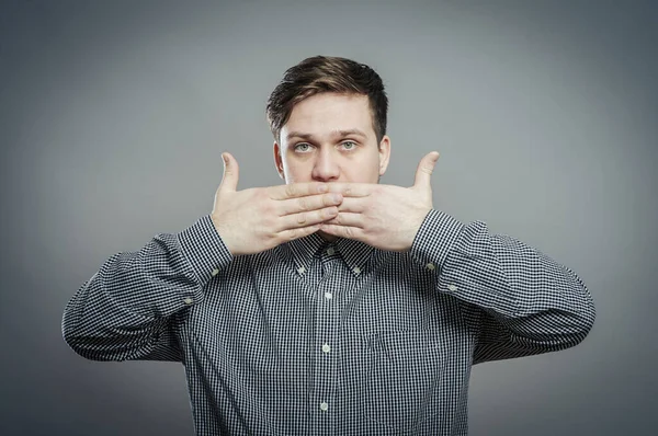 adam ağzını kapsayan