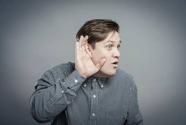 Konuşmalara kulak misafiri olan genç adam.