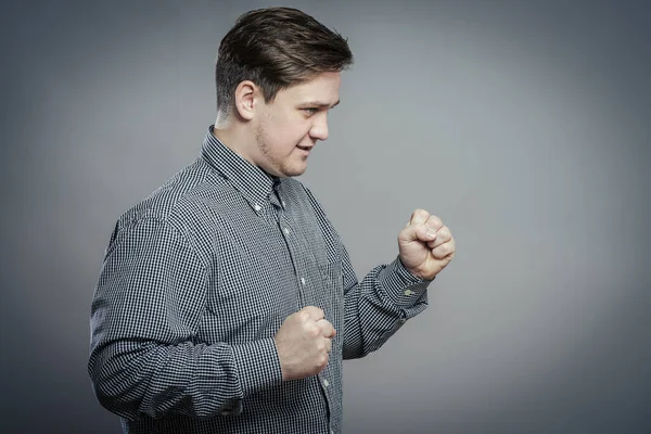 Yumruğunu sıkan Öfkeli Genç Adamın Portresi