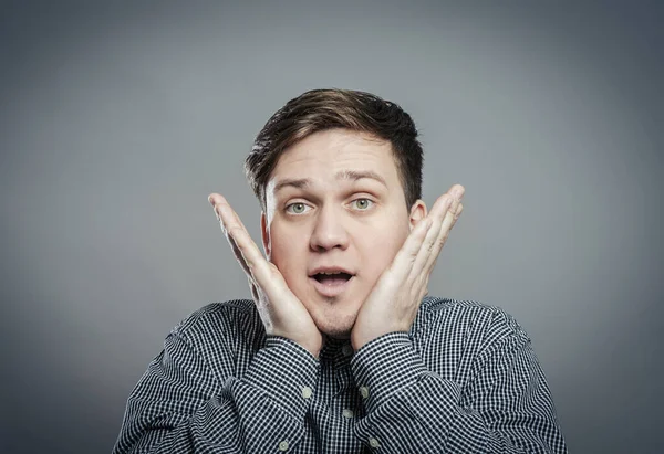 Gerçekten komik suratlı adamın portresi.