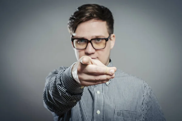 Jonge Man Wijzend Naar Iemand Gebaar Met Vinger — Stockfoto