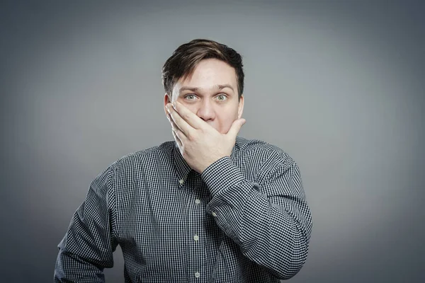 Hombre Emocional Mantiene Boca Cerrada Por Las Manos — Foto de Stock