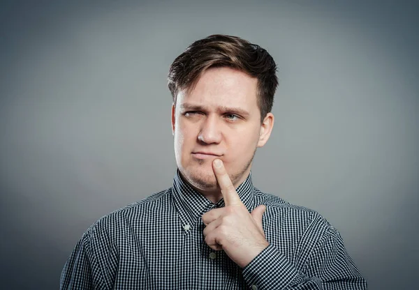 Genç ve rahat düşünen bir adam.