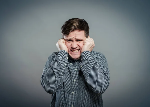 Kızgın bir adam izole edilmiş