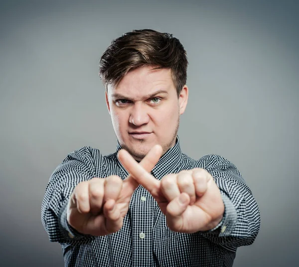 Genç adam elleriyle Extreme için X şekli yapıyor..