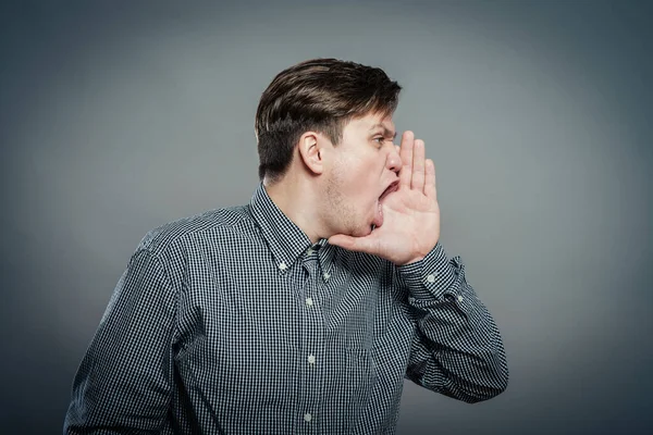 Close Zijaanzicht Profielportret Boos Overstuur Jongeman Werknemer Zakenman Hand Mond — Stockfoto