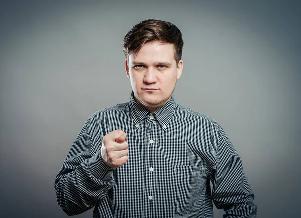 Akıllı genç adam seni işaret ediyor.