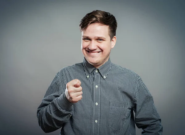 Akıllı genç adam seni işaret ediyor.