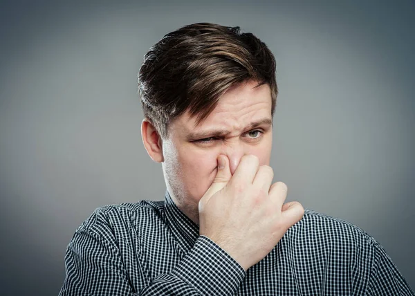 Mann Hält Nase Vor Üblem Geruch — Stockfoto