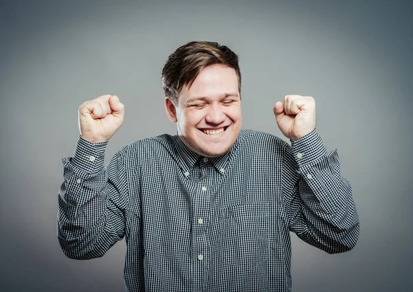 Şaşırmış zaferin portresi genç adam. 